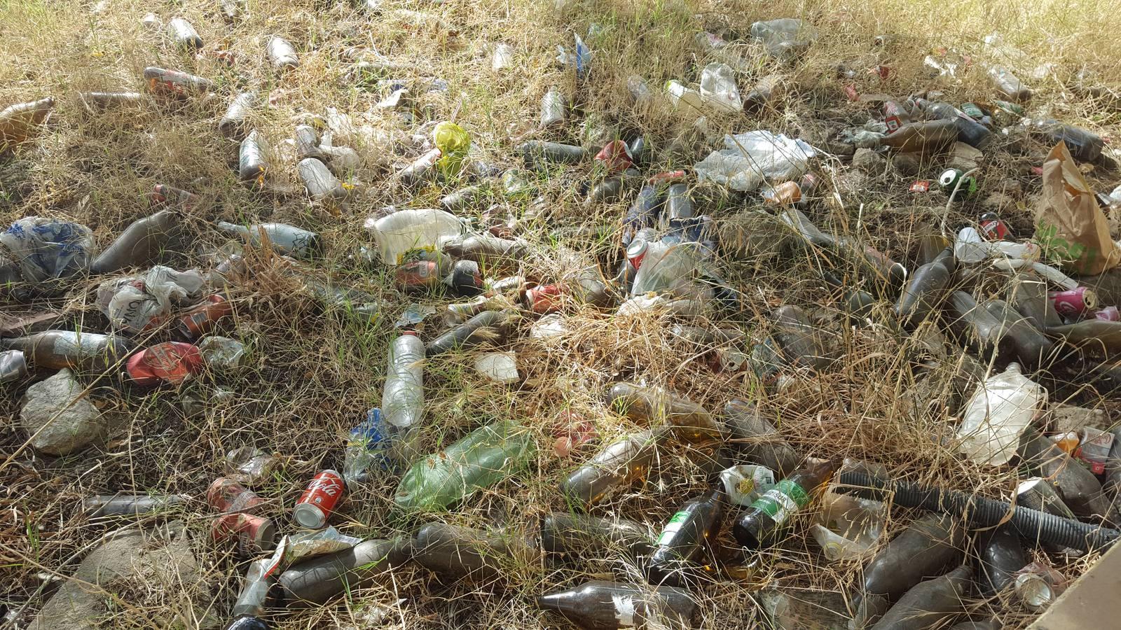 El parque de la cornisa de Gelves, lleno de escombros, restos de botellona y tubos de alcantarillado